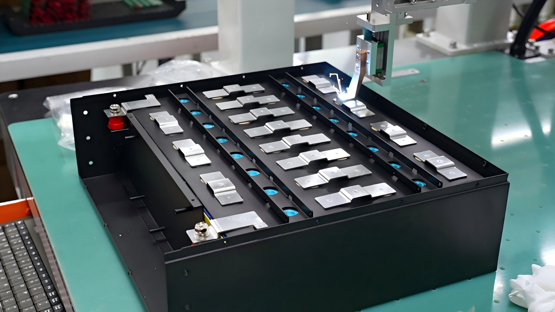 Industrial Battery vs Regular Battery: Core Differences, Lifespan & Use Cases